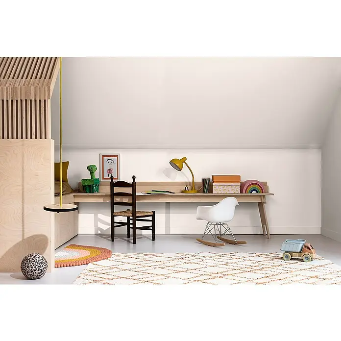Bruguer Elegance Pintura para paredes - Rosa boho, Mate, 4 l - Habitación infantil con escritorio, silla y juguetes. La habitación luminosa con techo inclinado es ideal y el escritorio es el centro.