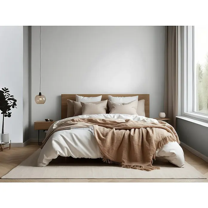Bruguer Elegance Pintura para paredes - Gris pluma, Mate, 4 l - Dormitorio acogedor con cojines cómodos, mantas y una mesita de noche con iluminación suave para un ambiente relajante.