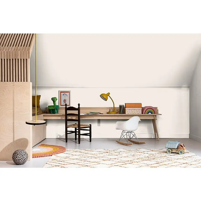 Bruguer Elegance Pintura para paredes - Blanco roto, Mate, 4 l - Acogedora habitación infantil con escritorio de madera, sillas y accesorios coloridos, ideal para jugar y aprender.