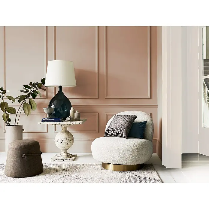 Bruguer Elegance Pintura para paredes - Camel clásico, Mate, 4 l - Interior elegante con sillón beige, lámpara y mesa auxiliar. El sillón ofrece comodidad, la lámpara proporciona luz y la mesa proporciona superficie.