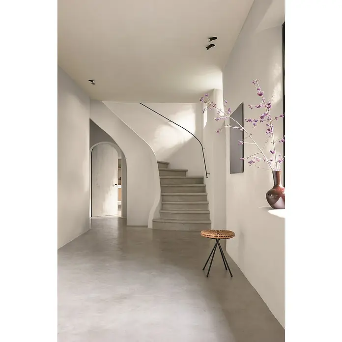 Bruguer Elegance Pintura para paredes - Marrón beige, Mate, 4 l - Interior elegante con un taburete decorativo de ratán y metal, que añade un toque natural al espacio.