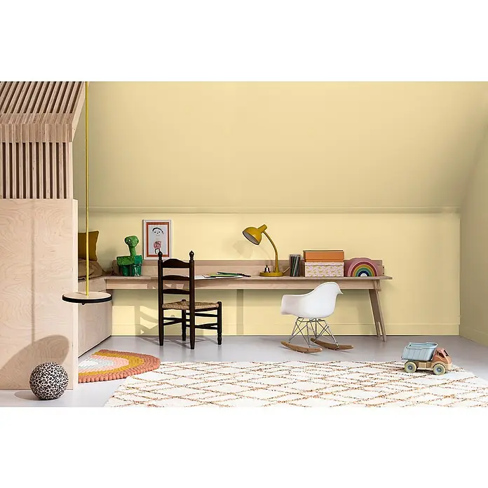 Bruguer Elegance Pintura para paredes - Amarillo destello, Mate, 4 l - Acogedora habitación infantil con paredes amarillas, escritorio, sillas y juguetes, fomentando el juego y el aprendizaje.