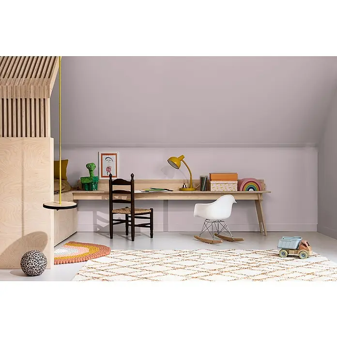 Bruguer Elegance Pintura para paredes - Rosa chic, Mate, 4 l - Acogedora habitación infantil con escritorio, silla y juguetes bajo un techo inclinado. El diseño es luminoso y acogedor.
