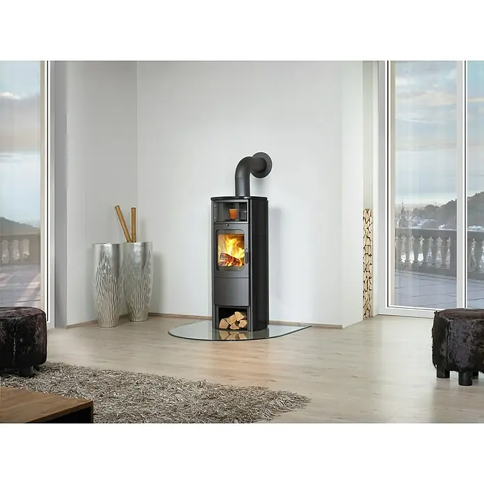 Hark Kaminofen Opera B Grande - 7 kW, Raumheizvermögen: 193 m³, Material Verkleidung: Keramik, Schwarz - Elegantes Ambiente mit einem modernen Kaminofen. Der schwarze Ofen steht auf einer Glasplatte und sorgt für Wärme und Stil im Raum.