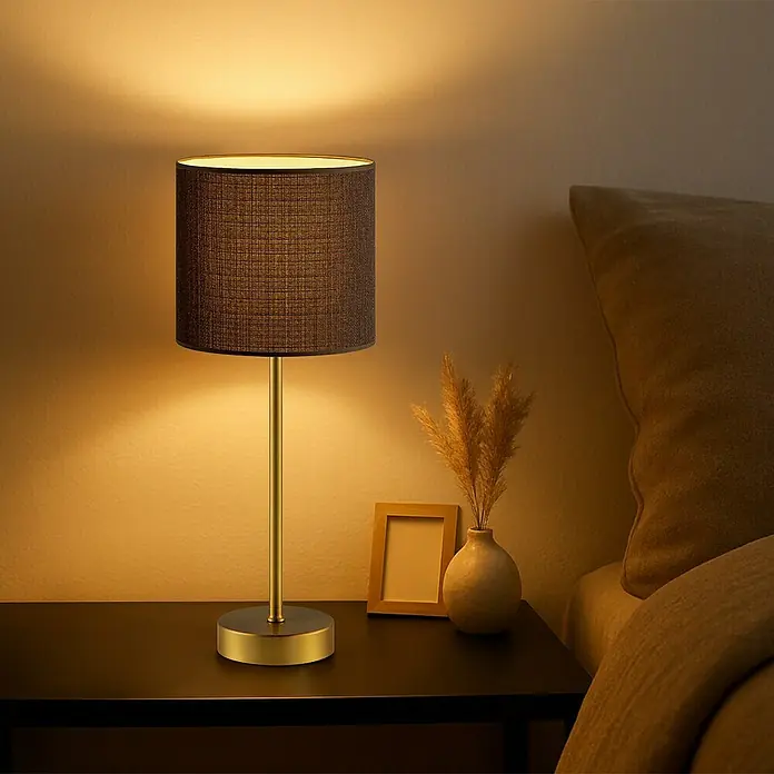 Home Sweet Home Lampenfuß Single - 40 W, Farbe: Messing, Höhe: 37 cm - Elegante Nachttischlampe mit goldenem Sockel und Stoffschirm in dunklem Braun. Sorgt für warmes, gemütliches Licht im Schlafzimmer.