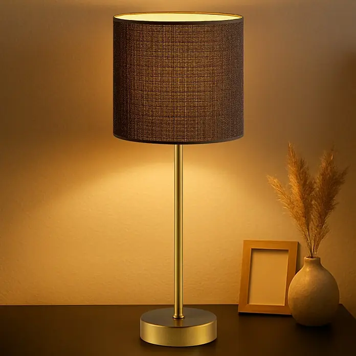 Home Sweet Home Lampenfuß Single - 40 W, Farbe: Messing, Höhe: 37 cm - Elegante Tischleuchte mit braunem Stoffschirm und goldenem Fuß, die warmes Licht spendet.