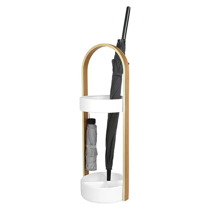 Umbra Regenschirmständer Hub - Ø x H: 22,2 x 68,6 cm, Weiß, Natur - Moderner Schirmständer aus Holz und Weiß, mit zwei grauen Regenschirmen. Praktische und stilvolle Aufbewahrung für Regenschirme im Eingangsbereich.