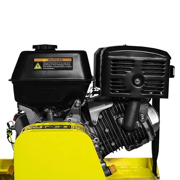 Güde Rüttelplatte GRP 260 - 8,2 kW, Verdichtungsdruck: 38 kN - Nahaufnahme eines schwarzen Benzinmotors mit gelben Akzenten und einem Warnhinweis zum Umgang mit Kraftstoff.