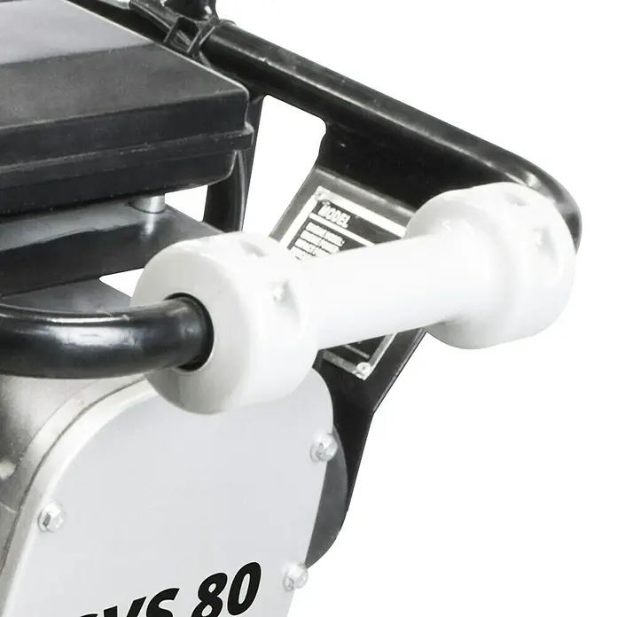 Güde Vibrationsstampfer GVS 80 - Max. Vorwärtsgeschwindigkeit: 9,5 m/min, Maße Stampfplatte: 330 x 290 mm, Verdichtungstiefe: 45 cm, Motorleistung: 3,2 kW - Detailansicht eines Verdichtungsgeräts. Das Gerät verfügt über einen weißen Griff und ist mit einem Typenschild versehen.