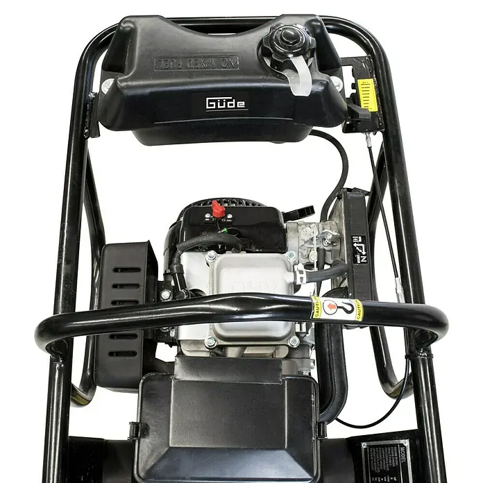 Güde Vibrationsstampfer GVS 80 - Max. Vorwärtsgeschwindigkeit: 9,5 m/min, Maße Stampfplatte: 330 x 290 mm, Verdichtungstiefe: 45 cm, Motorleistung: 3,2 kW - Ansicht eines Stampfers mit Motor, Kraftstofftank und Bedienfeld in einem robusten Rahmen. Ideal für Verdichtungsarbeiten im Bauwesen.