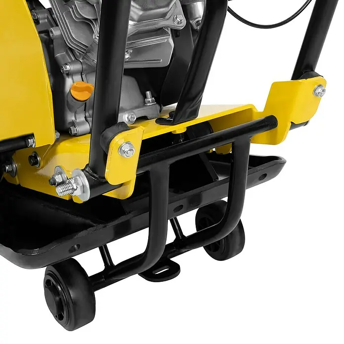 Güde Rüttelplatte GRP 80E - 4,1 kW, Verdichtungsdruck: 14 kN - Nahaufnahme eines gelben und schwarzen Stampfers mit Rädern zum einfachen Transport.