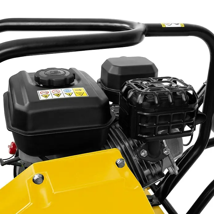 Güde Rüttelplatte GRP 80E - 4,1 kW, Verdichtungsdruck: 14 kN - Detailansicht eines Rüttelplattenmotors in Schwarz und Gelb. Leistung und Zuverlässigkeit für Verdichtungsarbeiten.