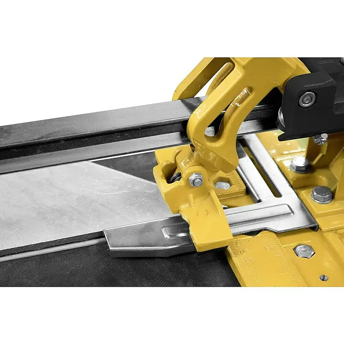 Güde Handfliesenschneider GHF 800 - Max. Schnittlänge: 800 mm, Max. Fliesenstärke: 12 mm - Nahaufnahme eines Fliesenschneiders in Gelb und Silber, der ein präzises Schneiden von Fliesen ermöglicht.
