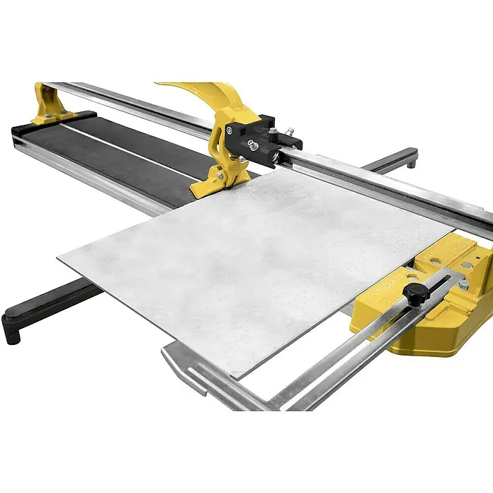 Güde Handfliesenschneider GHF 800 - Max. Schnittlänge: 800 mm, Max. Fliesenstärke: 12 mm - Nahaufnahme einer Fliesenschneidemaschine mit gelbem Griff und einer Fliese, die zum Schneiden bereit ist. Präzise Werkzeuge für Fliesenarbeiten.