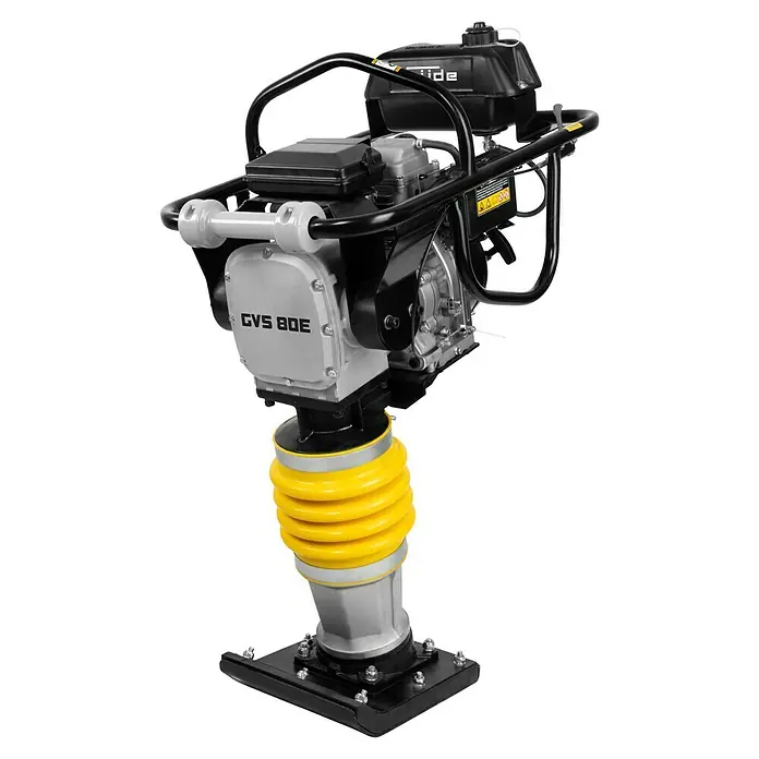Güde Vibrationsstampfer GVS 80E - Max. Vorwärtsgeschwindigkeit: 10 m/min, Maße Stampfplatte: 340 x 280 mm, Verdichtungstiefe: 65 cm, Motorleistung: 4,1 kW - Bild eines Bodenverdichters. Das Gerät ist ideal zum Verdichten von Böden und sorgt für einen stabilen Untergrund.
