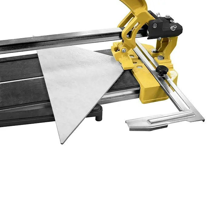 Güde Handfliesenschneider GHF 800 - Max. Schnittlänge: 800 mm, Max. Fliesenstärke: 12 mm - Eine Fliesenmaschine mit einem gelben Rahmen und einem grauen Fliesenstück. Das Gerät ist präzise und robust für genaue Schnitte.