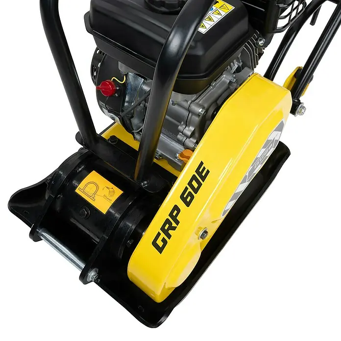 Güde Rüttelplatte GRP 60E - 4,1 kW - Das Bild zeigt einen detailreichen Blick auf einen gelben GRP 60E Vibrationsstampfer, ein unverzichtbares Werkzeug für Verdichtungsarbeiten.