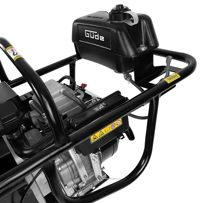 Güde Vibrationsstampfer GVS 80E - Max. Vorwärtsgeschwindigkeit: 10 m/min, Maße Stampfplatte: 340 x 280 mm, Verdichtungstiefe: 65 cm, Motorleistung: 4,1 kW - Nahaufnahme einer Güde Vibrationsplatte mit Detailansichten von Motor, Tank und Bedienelementen.