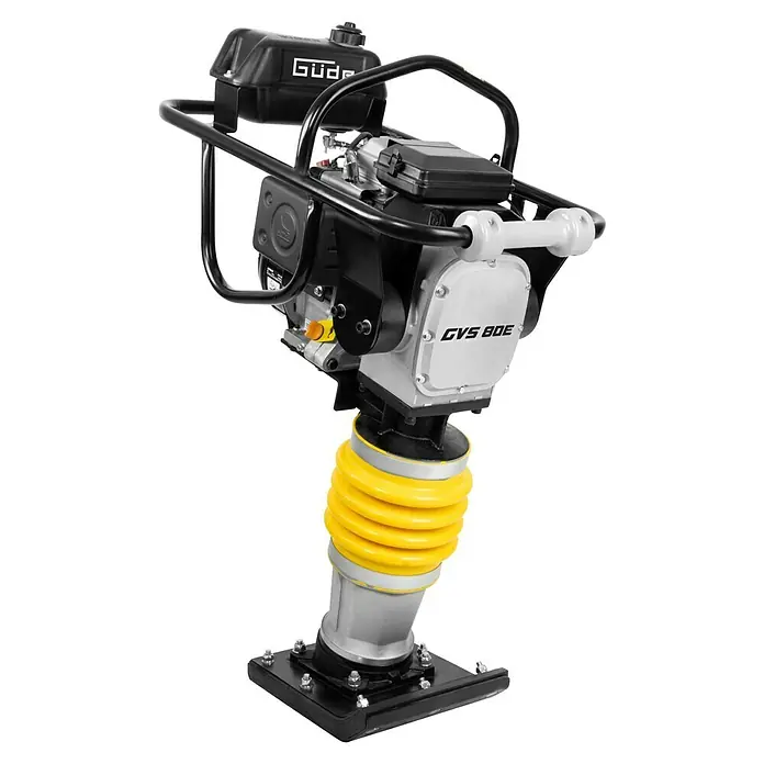Güde Vibrationsstampfer GVS 80E - Max. Vorwärtsgeschwindigkeit: 10 m/min, Maße Stampfplatte: 340 x 280 mm, Verdichtungstiefe: 65 cm, Motorleistung: 4,1 kW - Ein Bild von einem GÜDE GVS 80E Stampfer, einem Werkzeug zum Verdichten von Materialien wie Erde oder Kies, auf einem schwarzen Hintergrund.