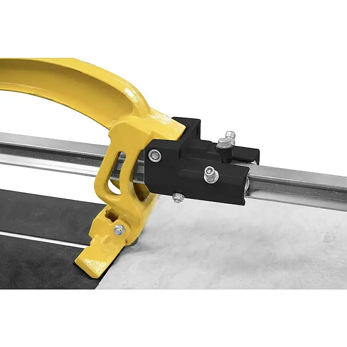 Güde Handfliesenschneider GHF 800 - Max. Schnittlänge: 800 mm, Max. Fliesenstärke: 12 mm - Nahaufnahme einer Fliesenschneidmaschine.