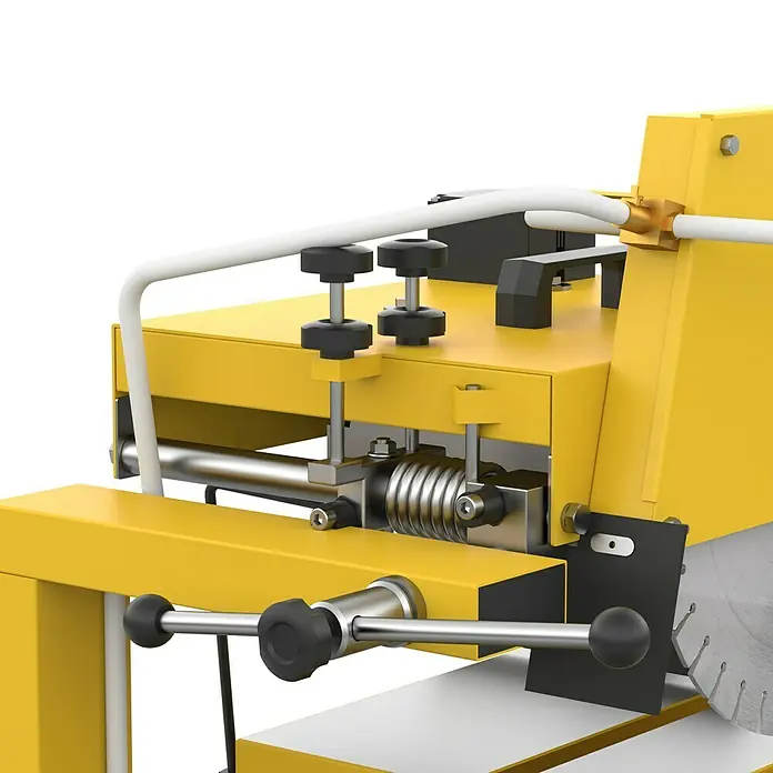 Güde Steintrennmaschine GSTM 350 - 2,2 kW, Max. Schnittlänge: 800 mm - Nahaufnahme einer gelben Fliesenschneidemaschine mit mechanischen Details.