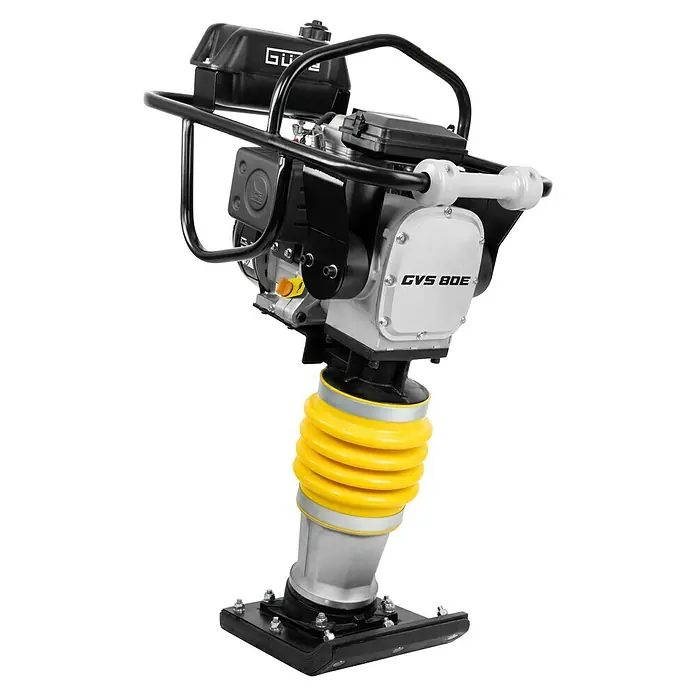 Güde Vibrationsstampfer GVS 80E - Max. Vorwärtsgeschwindigkeit: 10 m/min, Maße Stampfplatte: 340 x 280 mm, Verdichtungstiefe: 65 cm, Motorleistung: 4,1 kW - Abgebildeter GÜDE GVS 80E Stampfer mit gelben Faltenbalg und schwarzem Fuß. Das Gerät dient zur Bodenverdichtung im Bau- und Gartenbereich.