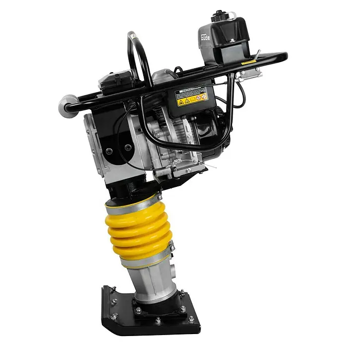 Güde Vibrationsstampfer GVS 80E - Max. Vorwärtsgeschwindigkeit: 10 m/min, Maße Stampfplatte: 340 x 280 mm, Verdichtungstiefe: 65 cm, Motorleistung: 4,1 kW - Ein hochauflösendes Bild eines Stampfers, der für Verdichtungsarbeiten verwendet wird. Das Gerät ist schwarz, silber und gelb.