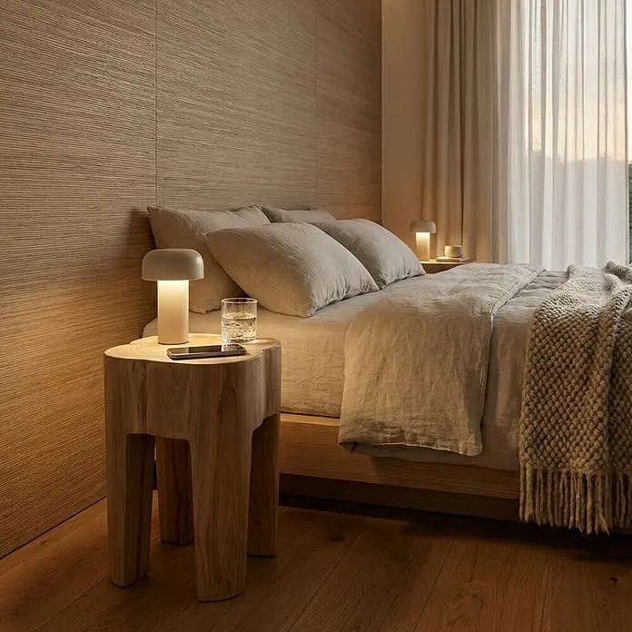 Hocker - Teak, Unbehandelt, Ø x H: 28 x 40 cm - Elegantes Schlafzimmer mit einer modernen Nachttischlampe, einem rustikalen Beistelltisch und bequemen Leinenbettwäsche für eine entspannte Atmosphäre.