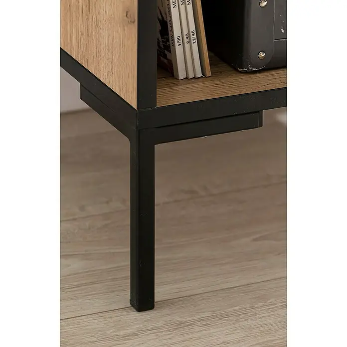 Schildmeyer Serie 2000 Hochschrank - L x B x H: 39 x 40,2 x 194,2 cm, Eiche Landhaus - Detailansicht eines Regals mit einer Holzplatte und einem schwarzen Metallgestell, das Stabilität und modernen Stil vereint.