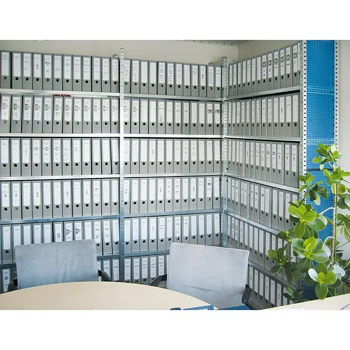Scholz Aktenregal Grundelement - H x B x T: 264 x 105 x 30 cm, Traglast pro Boden: 80 kg, Anzahl Böden: 8 Stk., Stecken, Silber - Büroaufnahme mit einem runden Tisch und zwei Stühlen vor einem Regal voller Ordner, ideal für die Dokumentenablage im Büro.