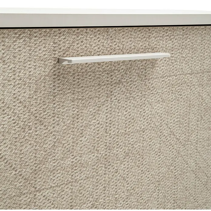 Schildmeyer Edno Schuhschrank - L x B x H: 19,6 x 59,8 x 85,2 cm, Beige, Anzahl Fächer: 2 Stk. - Nahaufnahme einer Kommode mit beige-braunem, gewebtem Muster und einem schlichten, weißen Griff, die ein modernes Designelement hervorhebt.