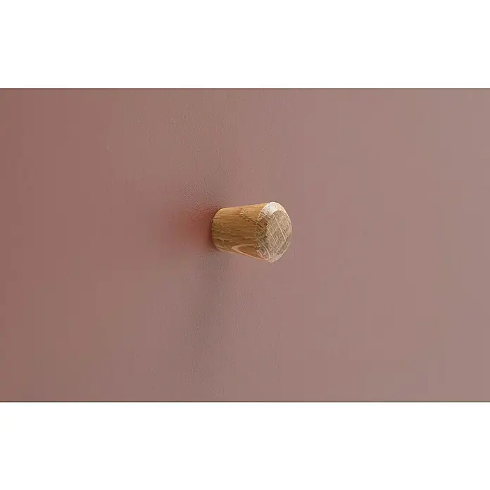 Schildmeyer Bjarne Nachttisch - L x B x H: 32,7 x 40,2 x 50 cm, Mauve, Anzahl Schubladen: 1 Stk. - Nahaufnahme eines hölzernen Schubladengriffs vor einem schlichten, matten Hintergrund in Rosa- und Lilatönen, der das natürliche Material betont.
