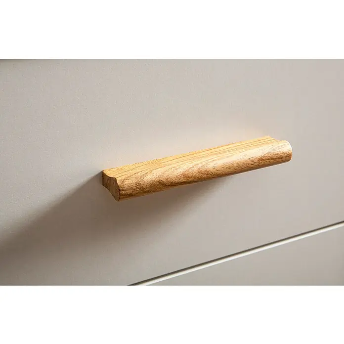 Schildmeyer Schiebetürschrank - L x B x H: 38,2 x 80,1 x 84,8 cm, Weiß - Nahaufnahme eines hellbraunen Holzschubladengriffs an einer grauen Kommode, der natürliche Eleganz und Funktionalität vereint.