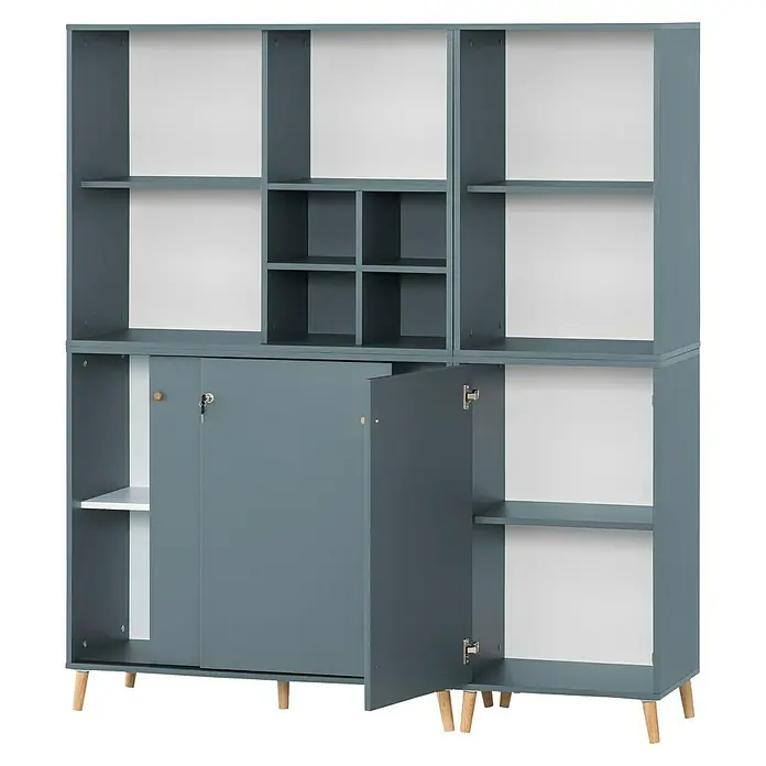 Schildmeyer Serie 500 Holz-Mehrzweckschrank - L x B x H: 196,8 x 349,6 x 408,8 cm, Fjord - Grauer Buffetschrank mit Holzbeinen, zwei Schränken und Regalen. Der Schrank hat ein offenes Design.