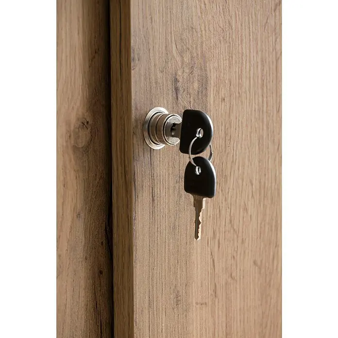 Schildmeyer Serie 2000 Schiebetürschrank - L x B x H: 41 x 100,1 x 96,6 cm, Eiche Landhaus/Schwarz - Schlüsselpaar steckt in einem Schrank mit Holzoptik. Das Schloss ist aus Metall, die Schlüssel sind schwarz mit einem Loch zum Aufhängen.