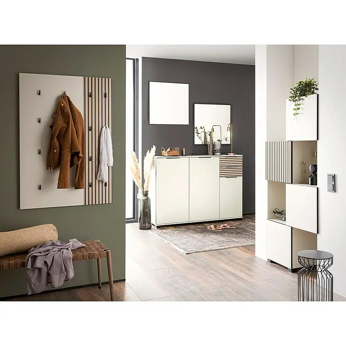 Schildmeyer Alexa Holzregal ausziehbar - L x H: 35 x 163 cm, Breitenverstellung: 42 cm - 70 cm, Cremebeige - Eine stilvolle Fluransicht mit Garderobenpaneel, Bank und Kommode in modernem Design, die Funktionalität und Ästhetik vereint.
