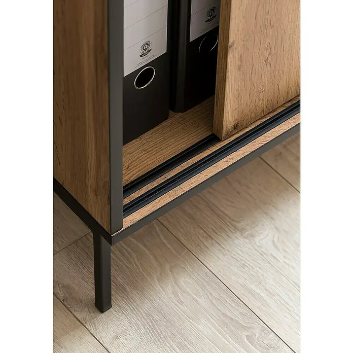 Schildmeyer Serie 2000 Schiebetürschrank - L x B x H: 41 x 100,1 x 96,6 cm, Eiche Landhaus/Schwarz - Detailaufnahme eines Holzschranks mit schwarzen Metallbeinen und Schiebetüren, der moderne Stauraum und Organisation bietet.