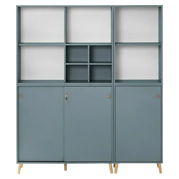 Schildmeyer Serie 500 Holz-Mehrzweckschrank - L x B x H: 196,8 x 349,6 x 408,8 cm, Fjord - Ein graublaues Regalsystem mit Schränken und offenen Fächern, ideal für Stauraum und Präsentation im modernen Wohnbereich.