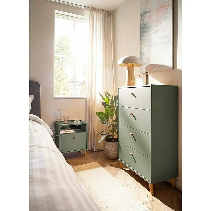 Schildmeyer Bjarne Kommode - L x B x H: 33 x 60 x 101,3 cm, Pistazie, Anzahl Schubladen: 4 Stk. - Ein stilvolles Schlafzimmer mit einer grünen Kommode mit vier Schubladen und einem passenden Nachttisch.