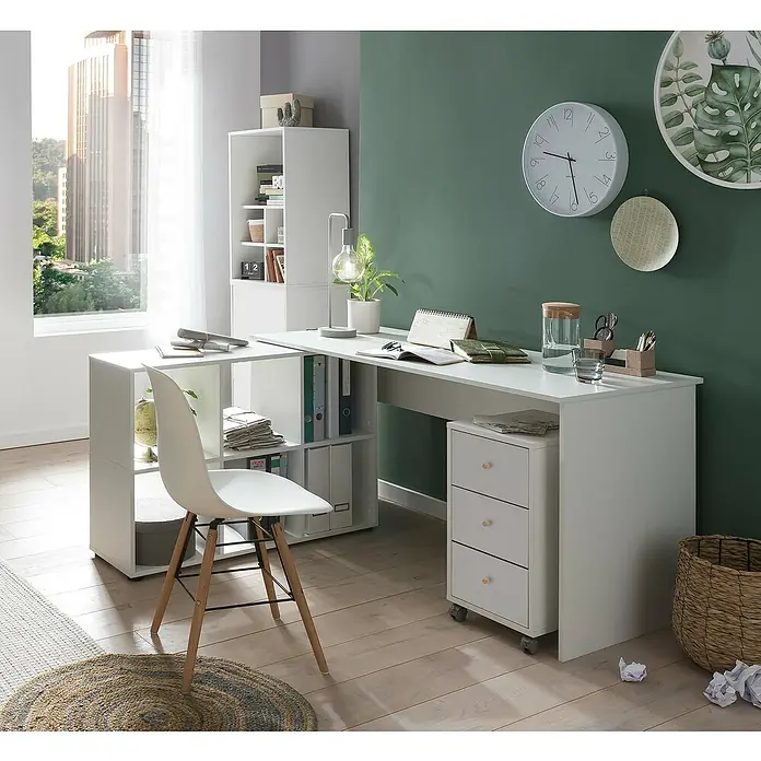 Schildmeyer Rena Rollcontainer - L x B x H: 39,1 x 32,6 x 59,7 cm, Weiß, Anzahl Schubladen: 3 Stk. - Das Bild zeigt einen weißen Schreibtisch mit Schubladen und Ablagefächern, ergänzt durch einen passenden Bürostuhl und Deko-Elemente.
