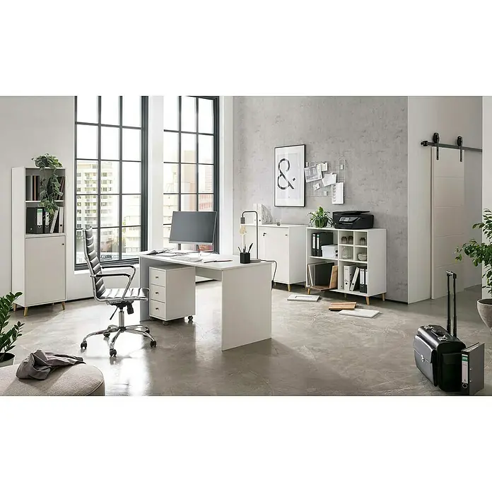 Schildmeyer Rena Rollcontainer - L x B x H: 39,1 x 32,6 x 59,7 cm, Weiß, Anzahl Schubladen: 3 Stk. - Modernes Büro mit weißem Schreibtisch, Bürostuhl, Regal und Aktenschrank vor einem großen Fenster. Das stilvolle Design schafft eine angenehme Arbeitsatmosphäre.
