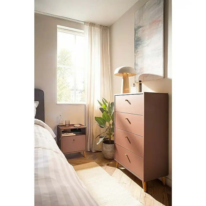 Schildmeyer Bjarne Kommode - L x B x H: 33 x 60 x 101,3 cm, Mauve, Anzahl Schubladen: 4 Stk. - Schlafzimmer-Interieur mit einer Kommode in Rosa, einer Nachttischlampe und einem hellen Teppich, die ein gemütliches Ambiente schaffen.