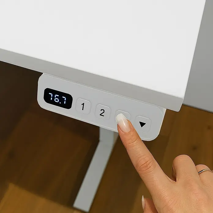 Schildmeyer Schreibtisch elektrisch - Höhenverstellung: 70 cm - 115 cm, L x B: 60 x 138 cm, Weiß - Nahaufnahme eines höhenverstellbaren Schreibtisches mit einer Hand, die die Steuerung bedient.
