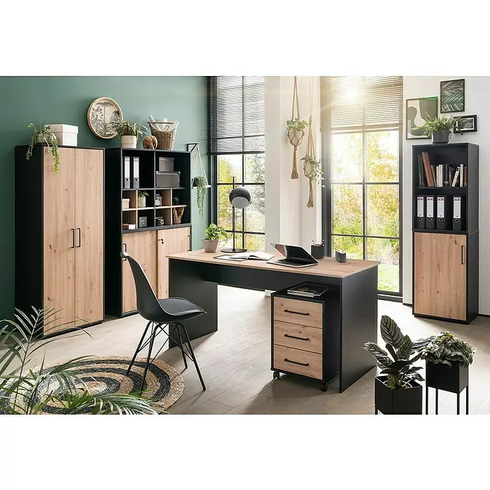 Schildmeyer Aino Rollcontainer - L x B x H: 40,1 x 50 x 57 cm, Schwarz/Artisan Eiche, Anzahl Schubladen: 3 Stk. - Ein modernes Arbeitszimmer mit einem Schreibtisch, einem Schrank und einem Stuhl in einem stilvollen Design mit Holz- und Schwarzelementen.
