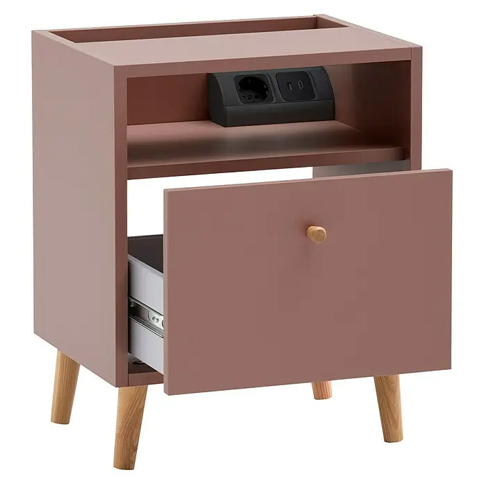 Schildmeyer Bjarne Nachttisch - L x B x H: 32,7 x 40,2 x 50 cm, Mauve, Anzahl Schubladen: 1 Stk. - Ein Nachttisch in einem hellen Rotton mit Holzbeinen und einer Schublade, die teilweise geöffnet ist, sowie einem Regal mit Steckdosen.