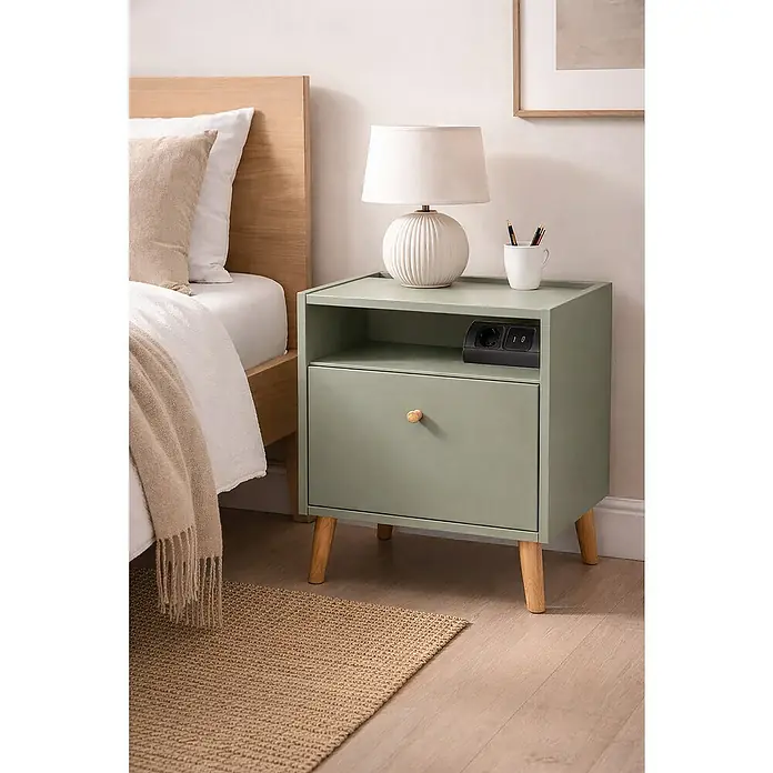 Schildmeyer Bjarne Nachttisch - L x B x H: 32,7 x 40,2 x 50 cm, Pistazie, Anzahl Schubladen: 1 Stk. - Bett mit Nachttisch: Eine grüne Holzkommode mit Schublade und einer Lampe oben drauf steht neben einem Bett mit hellem Holzrahmen.