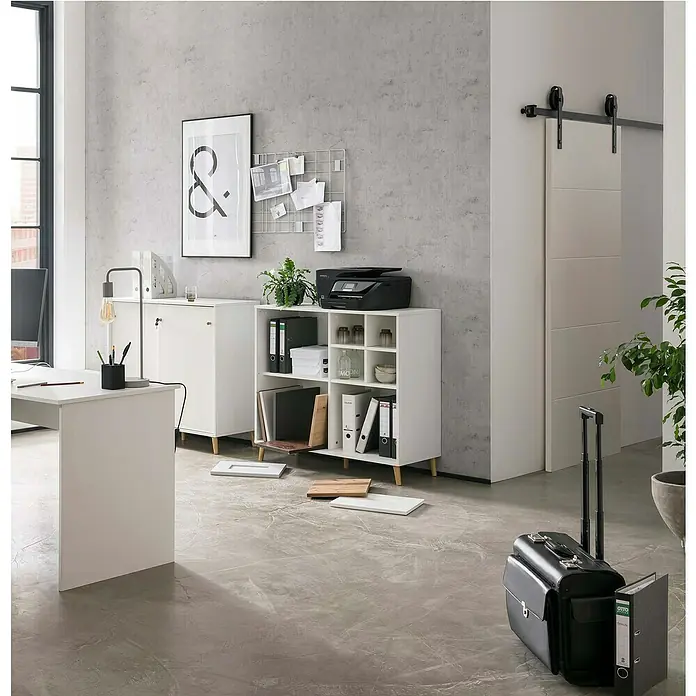 Schildmeyer Schiebetürschrank - L x B x H: 32,8 x 100 x 92,6 cm, Weiß - Ein stilvolles Büro mit weißem Regal, Schiebetür und eleganten Accessoires. Perfekt für modernes Arbeiten und Wohnen.