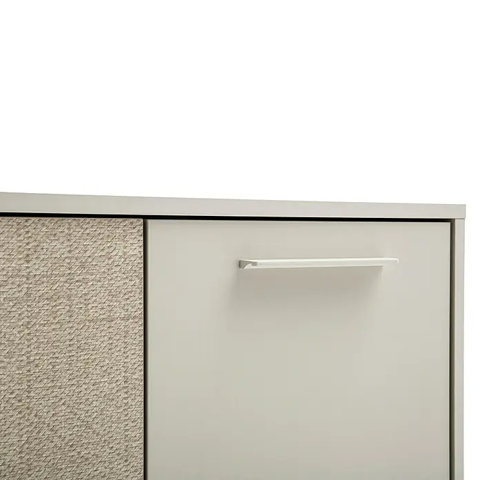 Schildmeyer Edno Highboard - L x B x H: 19,7 x 59,8 x 85,2 cm, Beige - Detailaufnahme eines modernen Sideboards mit einer strukturierten Tür und einem schlichten Griff. Elegantes Design für stilvolle Wohnräume.