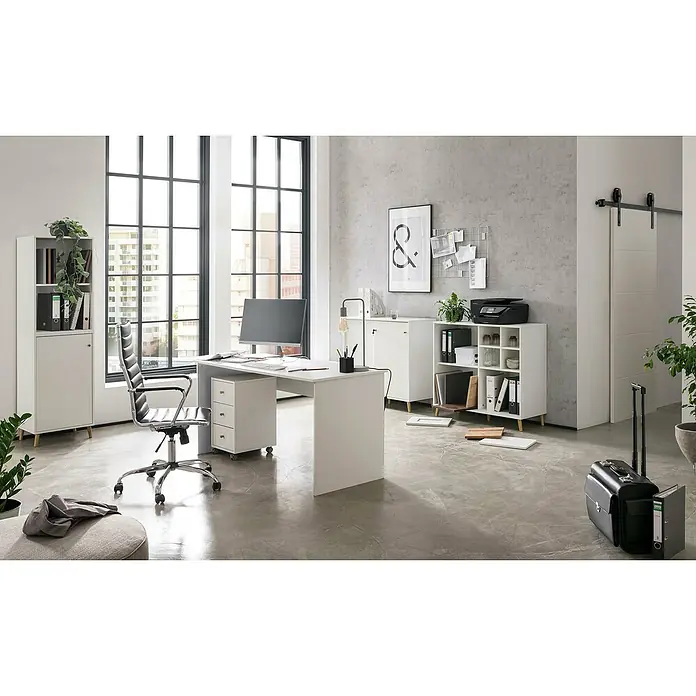 Schildmeyer Rena Schreibtisch - L x B x H: 65 x 150 x 73,6 cm, Weiß - Bürointerieur mit weißem Schreibtisch, Bürostuhl, Regalen und Aktenschrank vor einem großen Fenster. Dekorative Elemente und Büroutensilien ergänzen die moderne Einrichtung.
