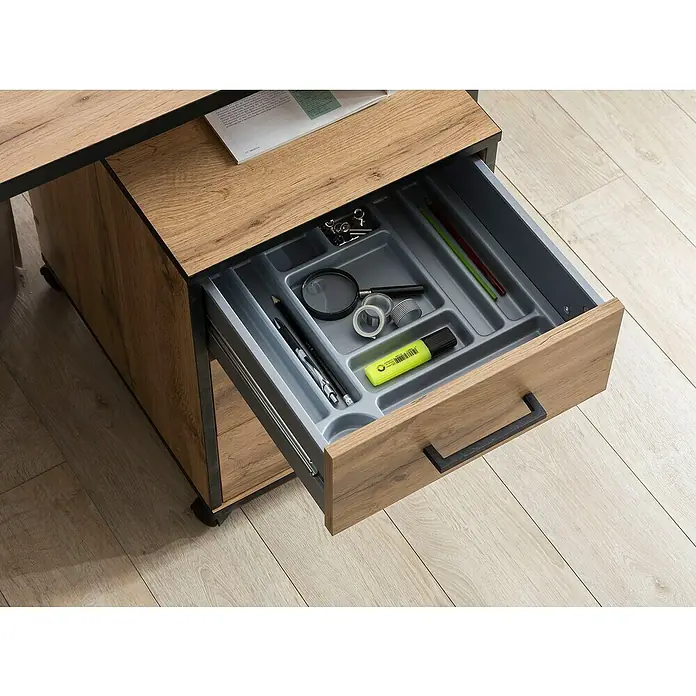 Schildmeyer Serie 2000 Rollcontainer - L x B x H: 39 x 40,2 x 57 cm, Eiche Landhaus, Anzahl Schubladen: 3 Stk. - Ein offener Schreibtischschublade aus Holz mit verschiedenen Büroartikeln wie Stiften, Büroklammern und einem Textmarker.